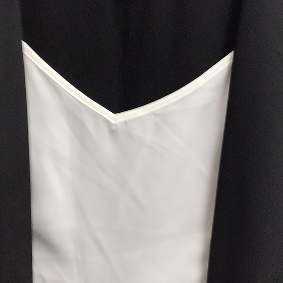 ONE PIECE TANK TOP THAT LOOKS LIKE TWO PIECES.  BLACK AND WHITE - Picture 5 of 10